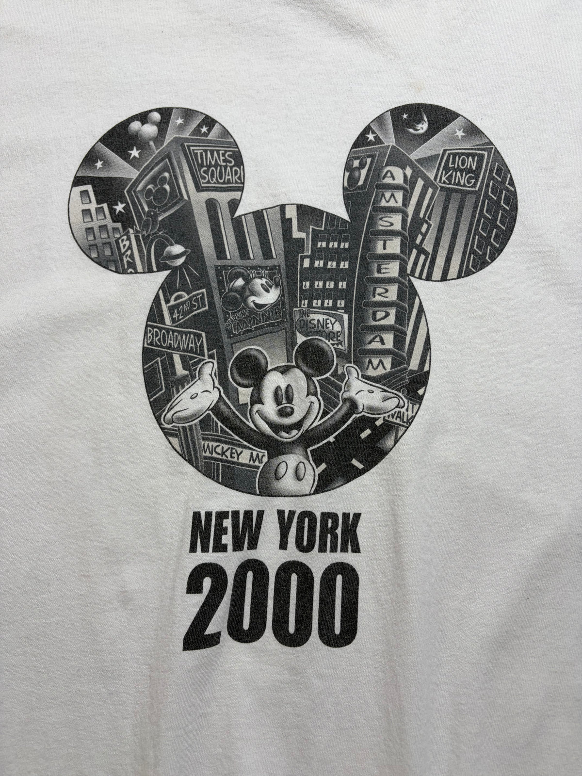 2000 Vintage "THE DISNEY STORE NEW YORK 2000" T shirt