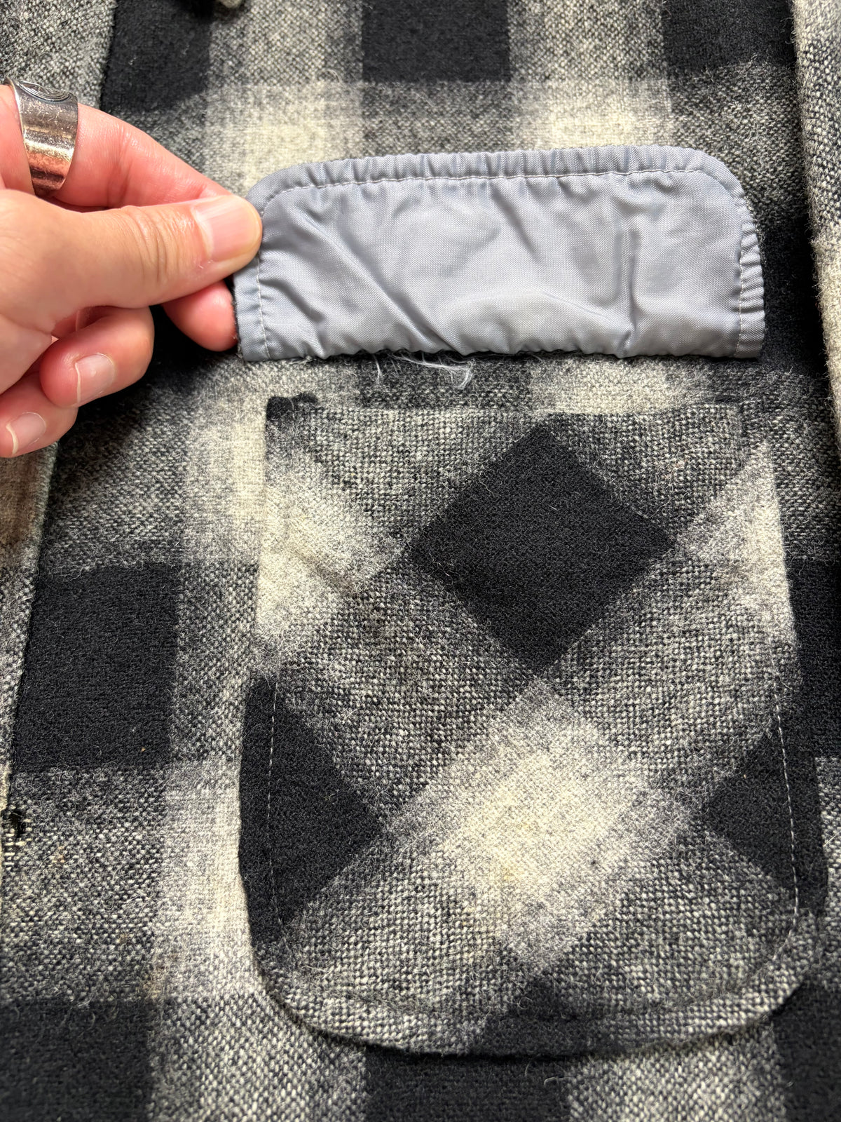 70s Cascade Shadow Plaid Wool Shirt L — Black / Flap Pockets / Quilted Lining Vintage