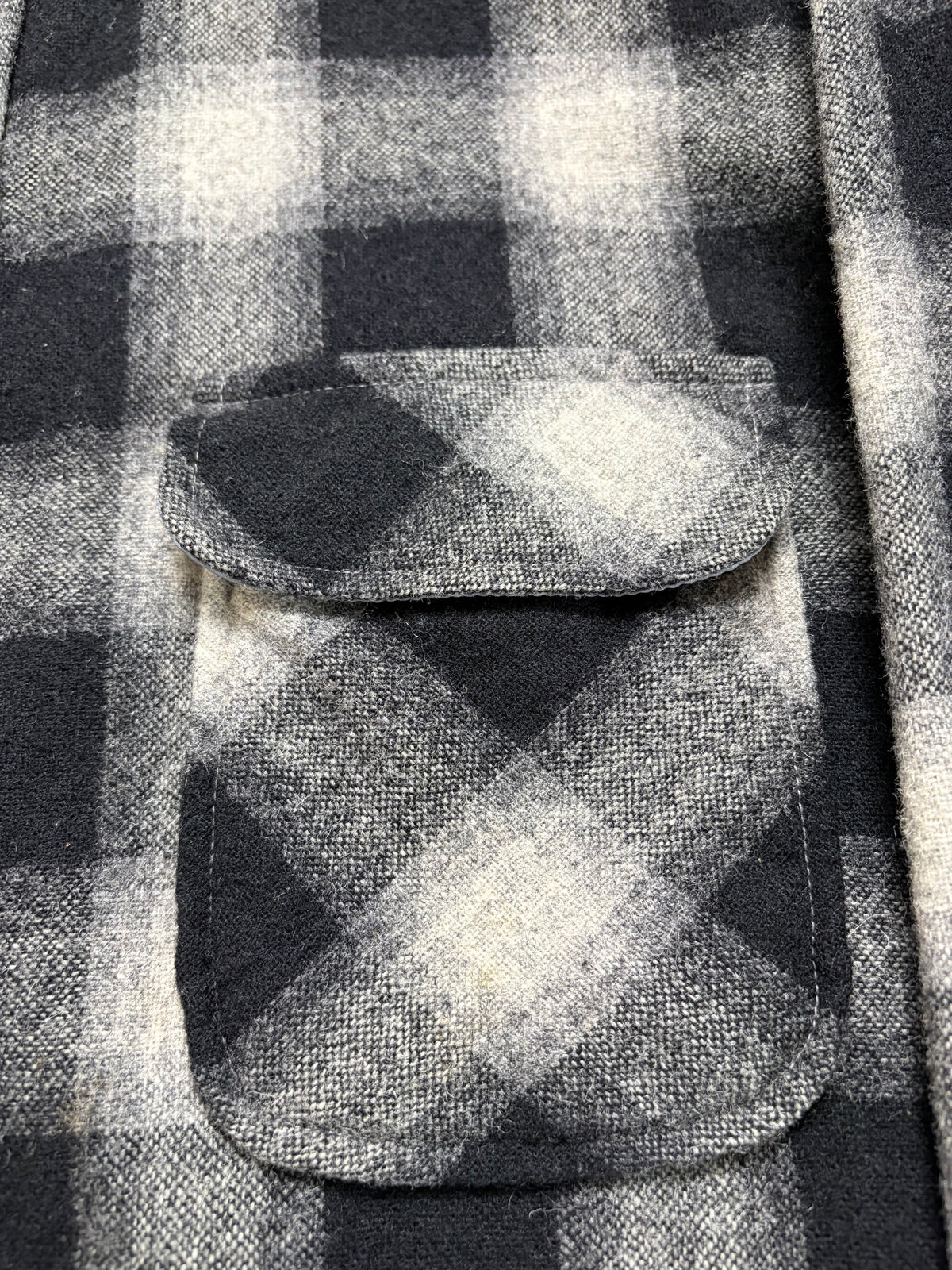 70s Cascade Shadow Plaid Wool Shirt L — Black / Flap Pockets / Quilted Lining Vintage