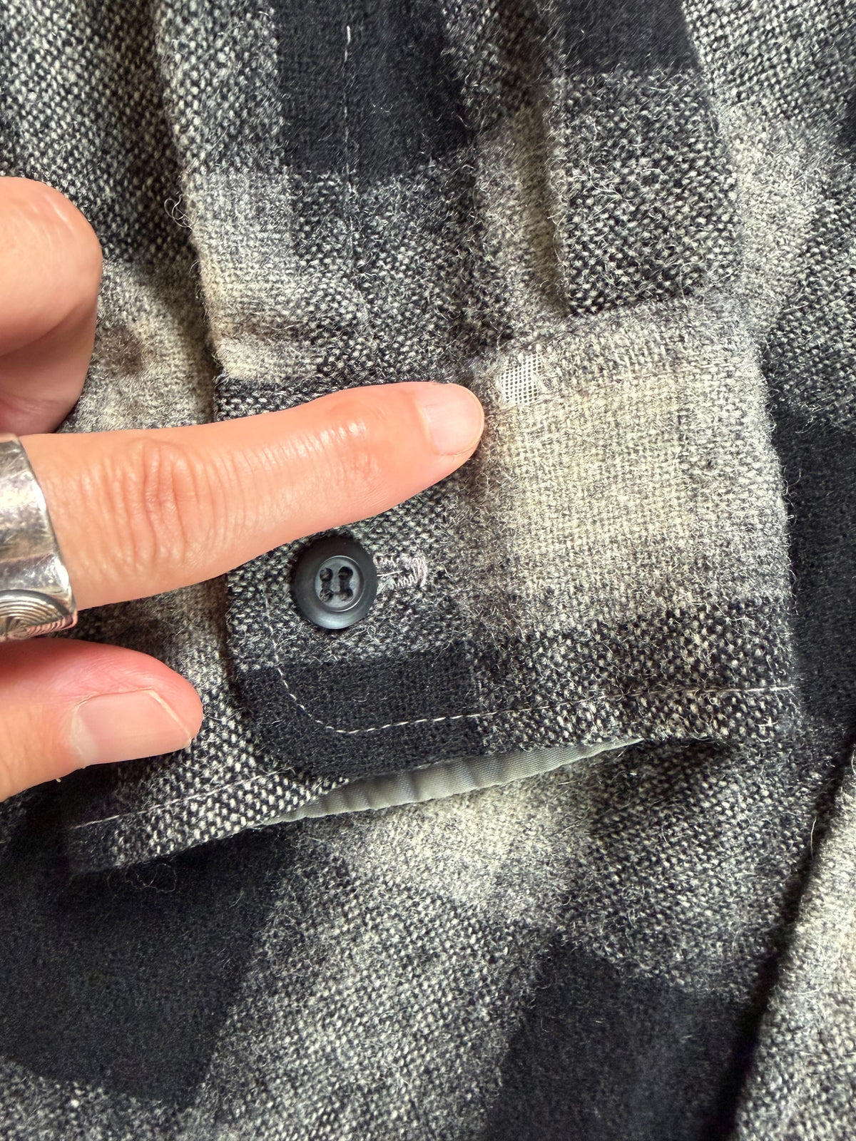 70s Cascade Shadow Plaid Wool Shirt L — Black / Flap Pockets / Quilted Lining Vintage