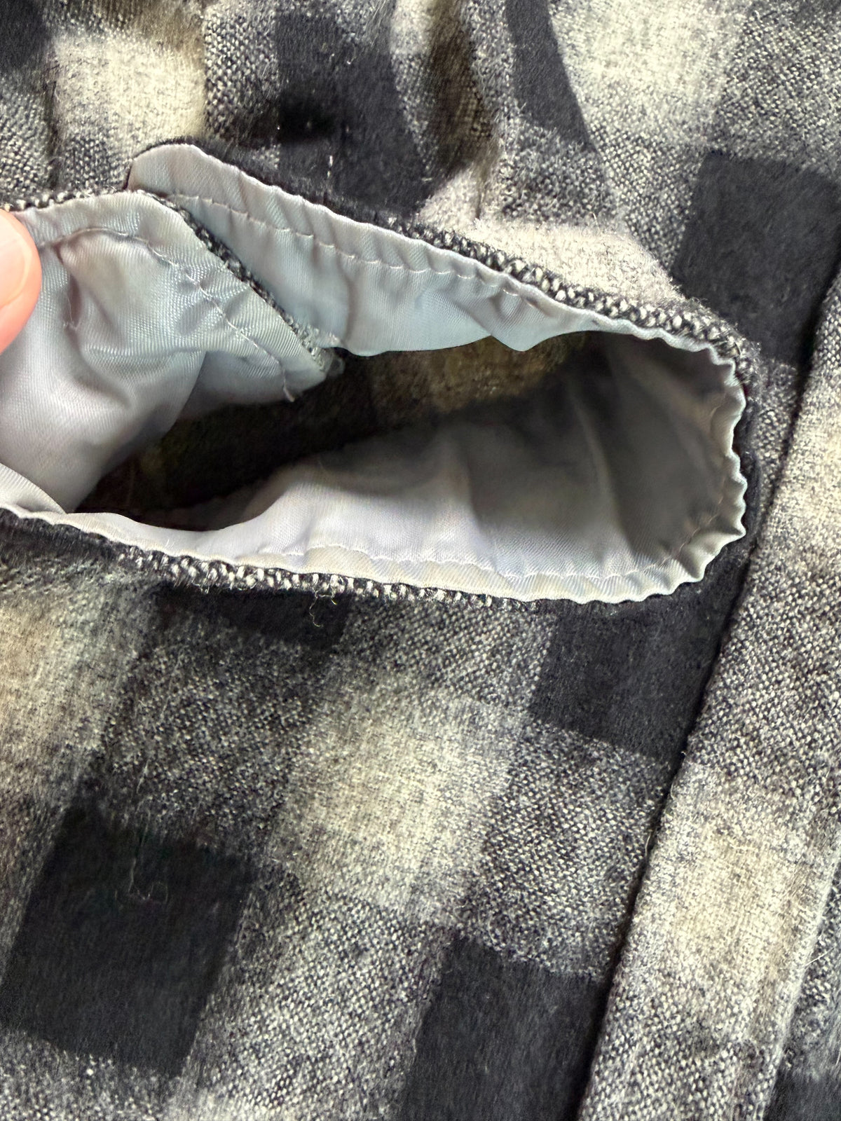 70s Cascade Shadow Plaid Wool Shirt L — Black / Flap Pockets / Quilted Lining Vintage